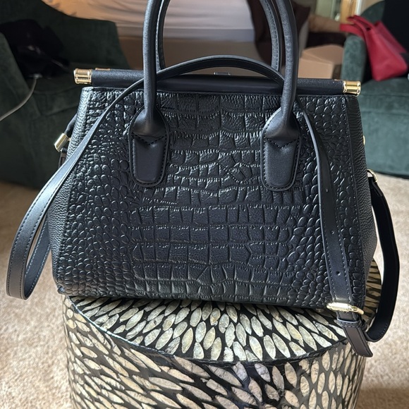 Elegant Black Crocodile-Embossed Handbag - Picture 4 of 7